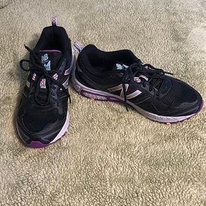 NEW women’s NEW BALANCE black and magenta athletic shoes size 9 B Regular 412 V3